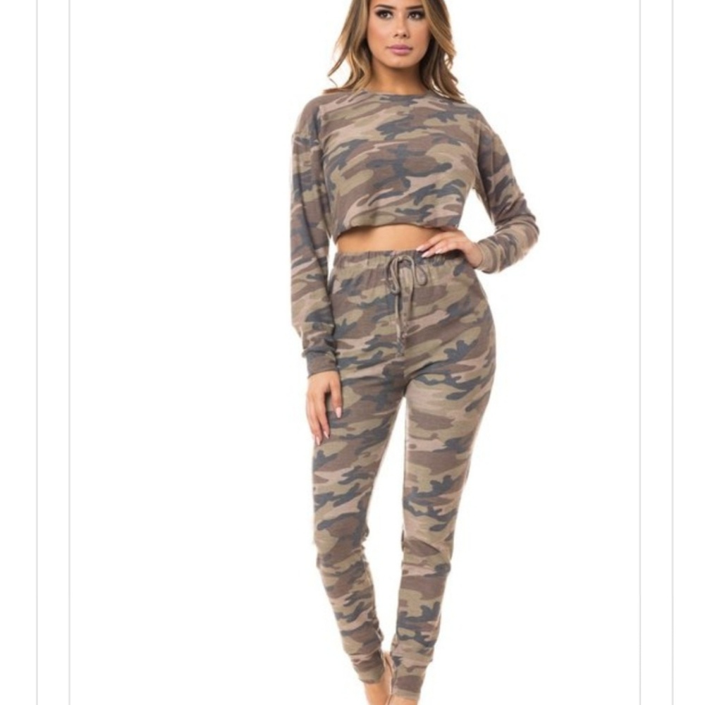 Camoflauge long sleeve cropped top and fitted pant
